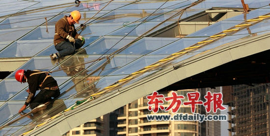 今后，上海還將限制處于人流密集、流動(dòng)性大的區域內的建筑物安裝玻璃幕墻。徐曉林 早報資料